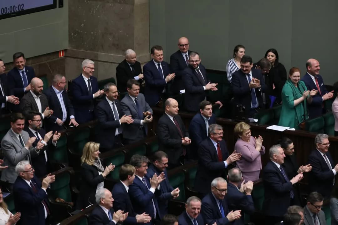 Jaką większością Sejm odrzucił poprawki Senatu i co to oznacza?