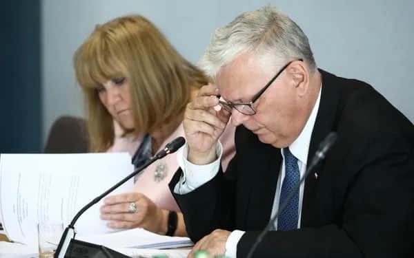 Ile zarabia poseł sejmu? Zaskakujące szczegóły wynagrodzenia i dodatków